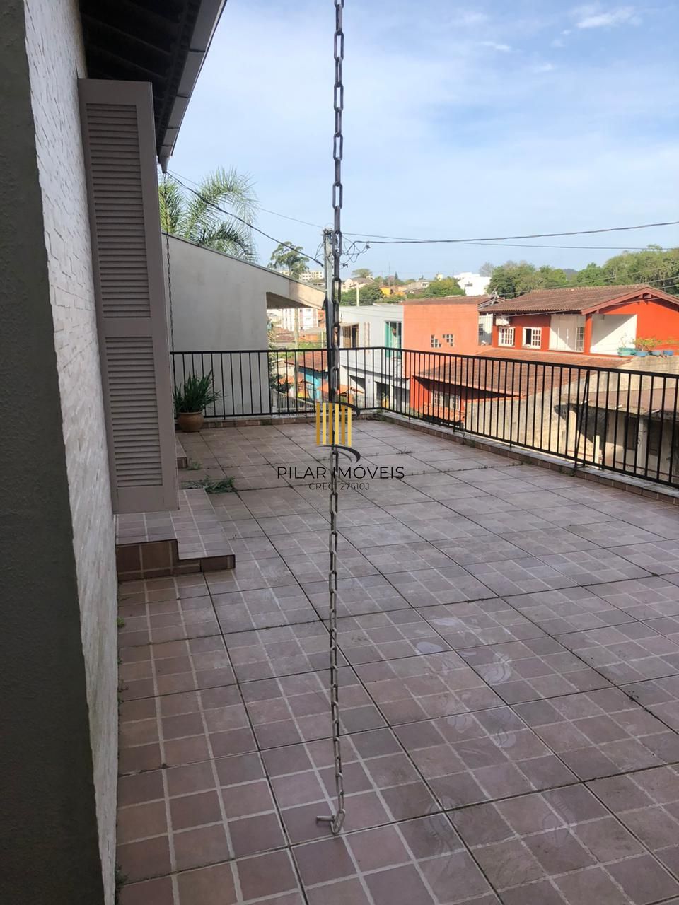 CASA 03 dormitórios, 01 suíte, terraço, pátio, garagens cobertas na VILA NOVA - ótima localização