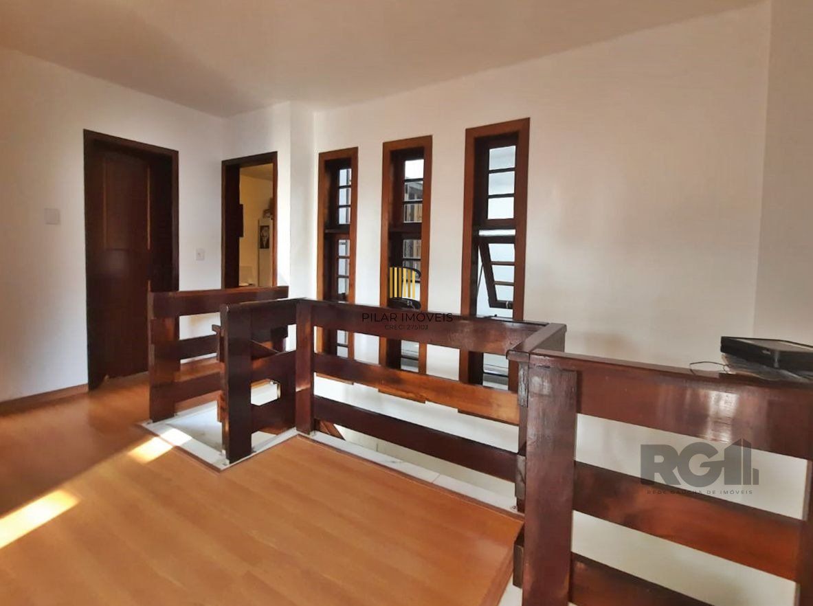 casa em condomínio com 3 dormitórios, sendo 1 suíte e vaga para dois carros no bairro Tristeza