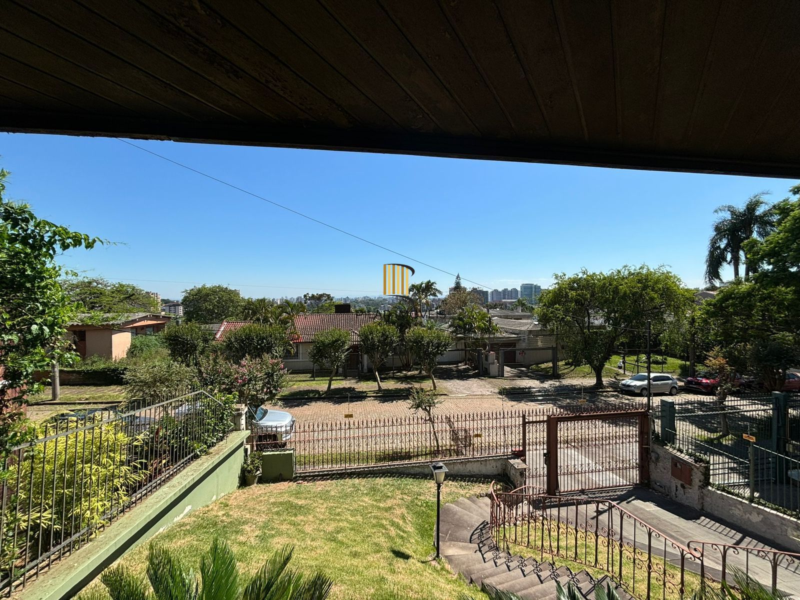 Casa 4 dormitórios, 1 suíte, 03 vagas, Bairro Três Figueiras, Porto Alegre.