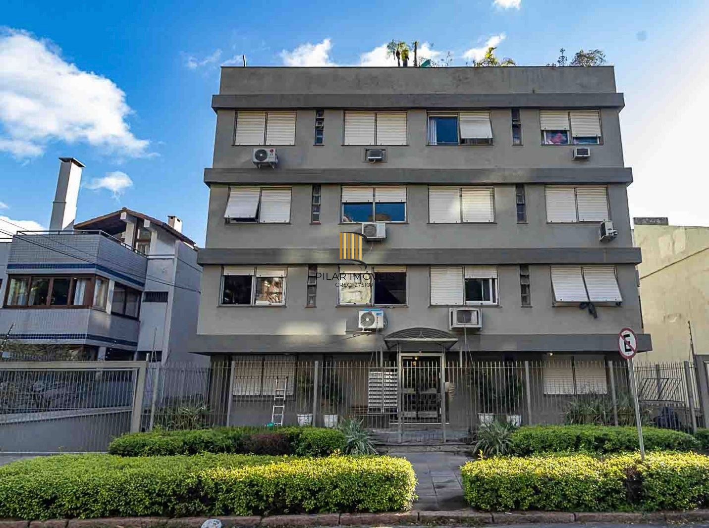 Apartamento a venda no bairro Auxliadora dois dormitórios, totalmente reformado.