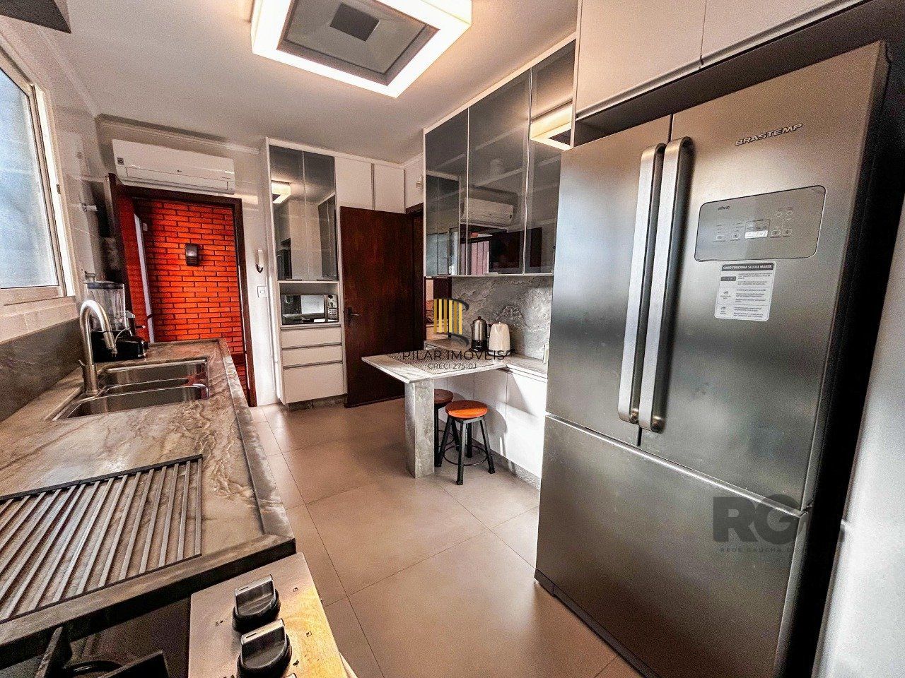 Casa 3 dormitórios, suíte, lareira, churrasqueira,, pátio, vaga garagem com 309 m² privativos.