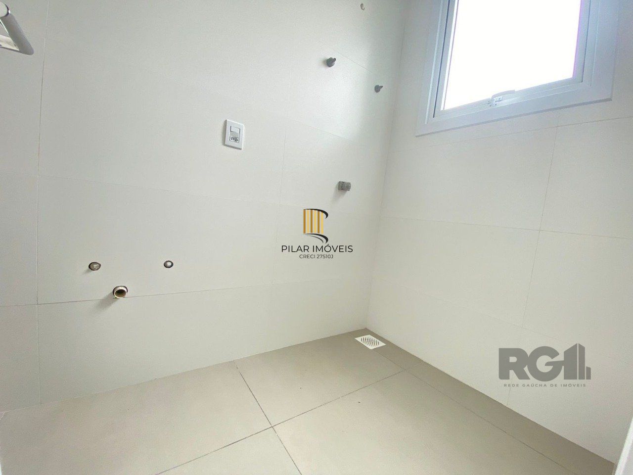 Casa em condomínio com 3 dormitórios, sendo todos suítes em Torres