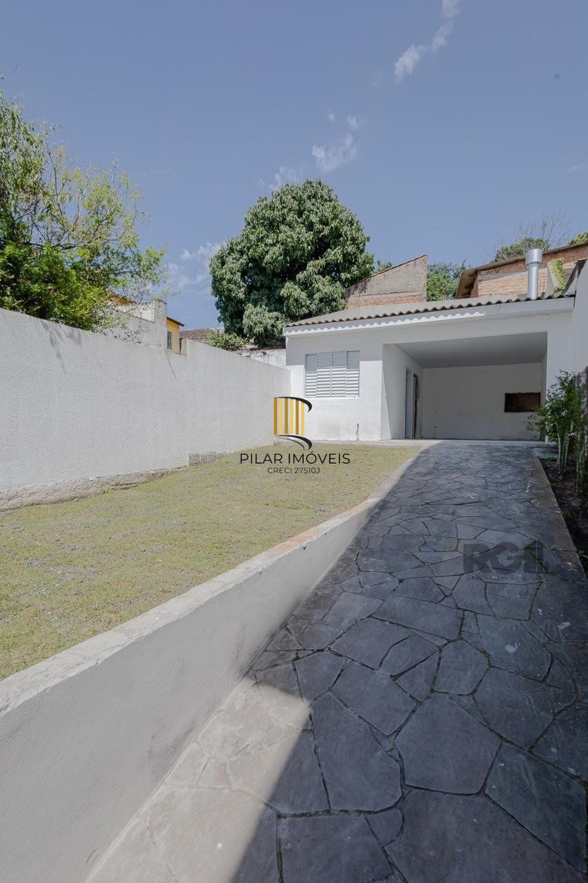 Casa de 3 dormitórios, suíte no bairro Teresópolis com 4 vagas de garagem