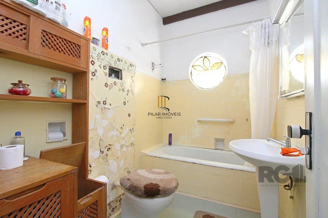 casa com 3 dormitórios, sendo 1 suíte, vaga para 4 carros, no bairro Santana