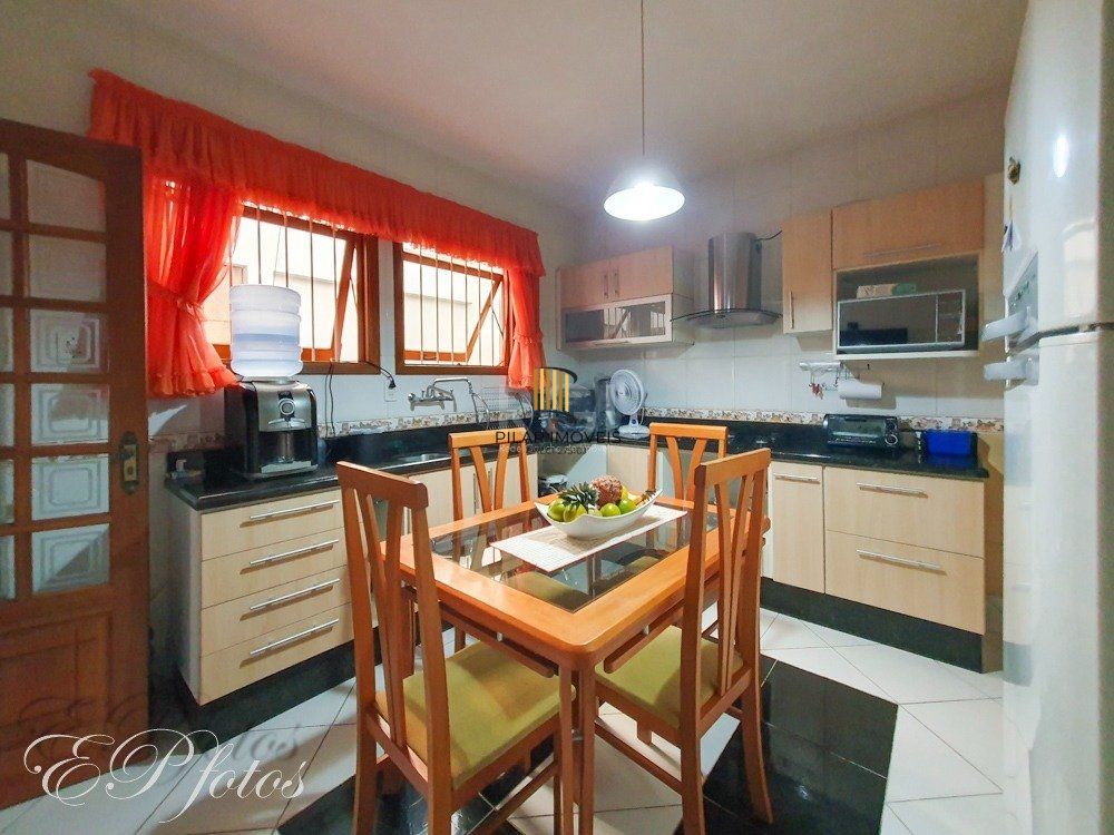 Ótima casa com 5 dormitórios no bairro Rio Branco em Canoas
