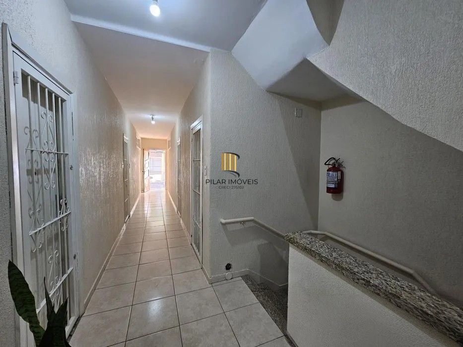 Apartamento de 02 quartos  semimobiliado no Bairro Petropólis