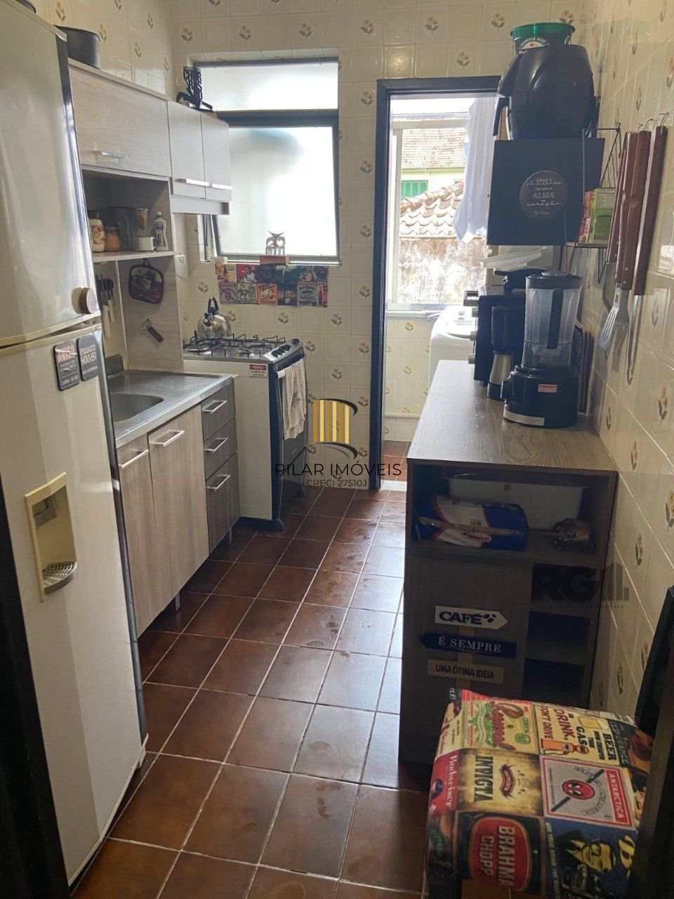 Apartamento de 2 dormitórios, sala, cozinha, banheiro, área de serviço com vaga de garagem escriturada e coberta