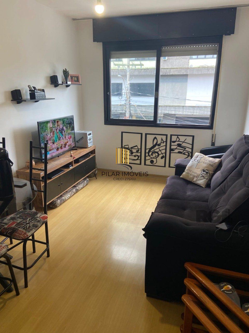 Apartamento de 2 dormitórios, sala, cozinha, banheiro, área de serviço com vaga de garagem escriturada e coberta