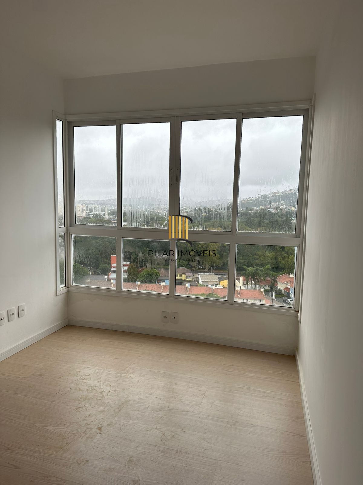 Apartamento com 02 quartos e 01 vaga escriturada no Bairro Cavalhada