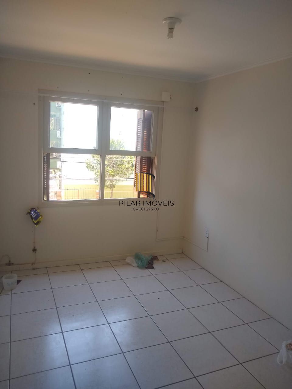 Apartamento com 02 quartos e 01 vaga escriturada no Bairro Rubem Berta