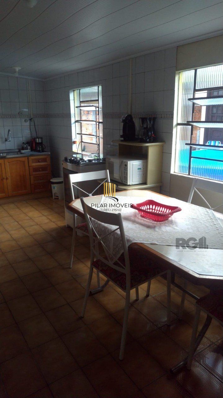 Casa de 2 dormitórios no bairro Belém Velho