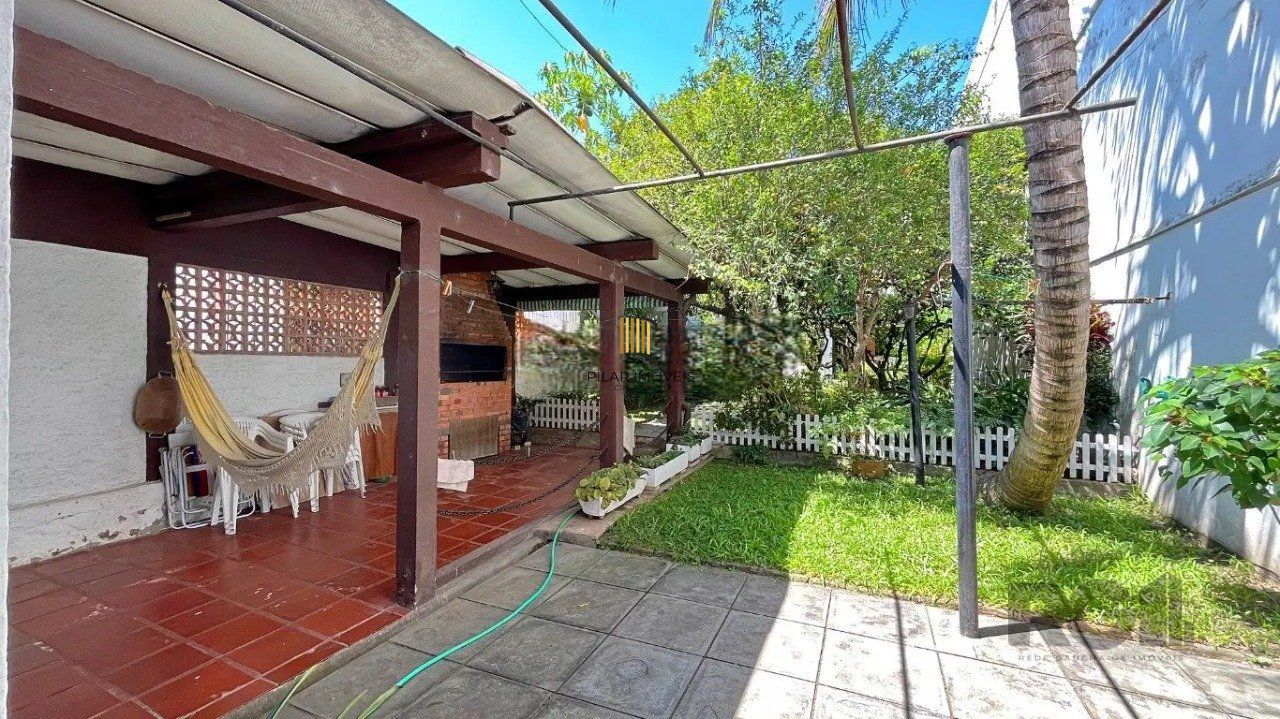 casa com 3 dormitórios, sendo 1 suíte, vaga para 4 carros, no bairro Santana