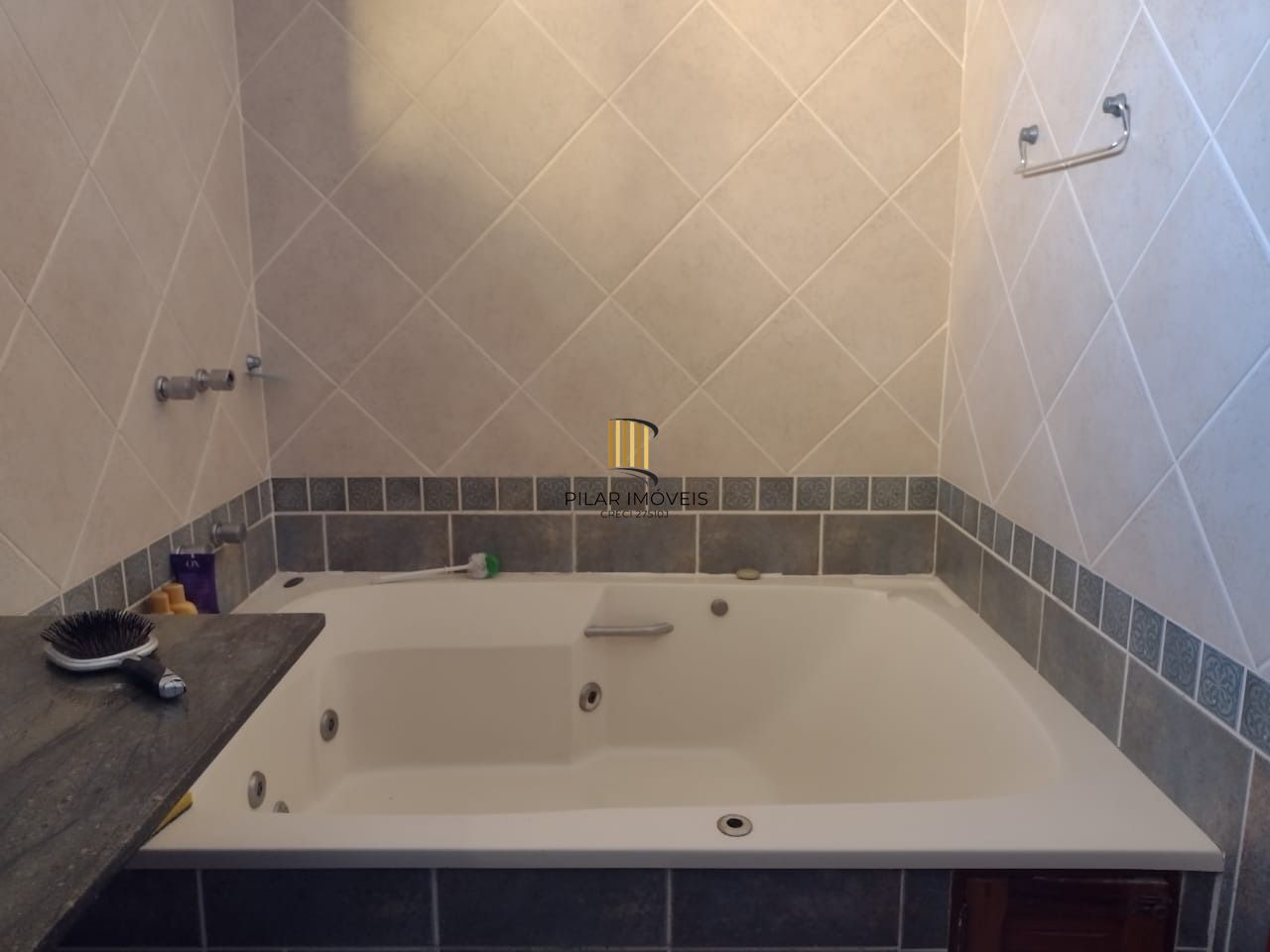Casa para Venda - 693.6m², 5 dormitórios, sendo 3 suites, 4 vagas - Hípica
