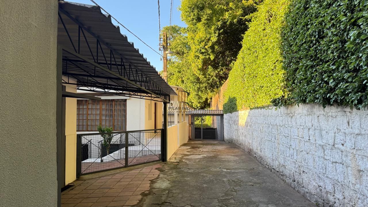 CASA 3 DORMITÓRIOS 4 BANHEIROS 4 VAGAS 1 SUÍTE, PÁTIO NO BAIRRO MEDIANEIRA PORTO ALEGRE/RS