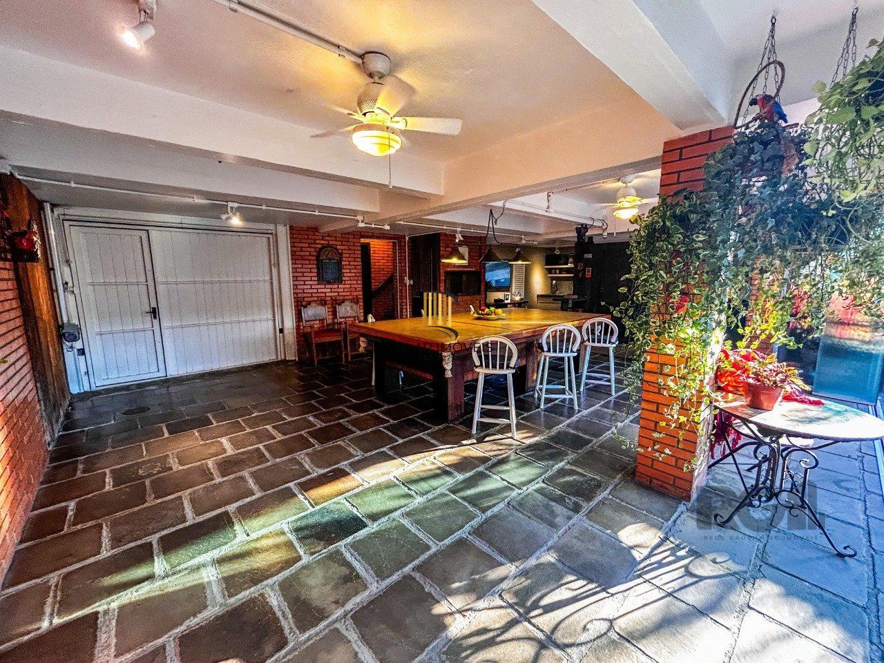 Casa 3 dormitórios, suíte, lareira, churrasqueira,, pátio, vaga garagem com 309 m² privativos.