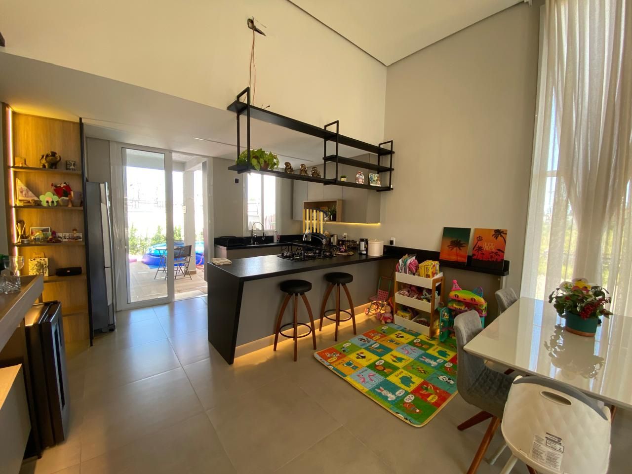 Casa com 03 quartos (01 suíte) e 01 vaga no Bairro Hípica em Porto Alegre