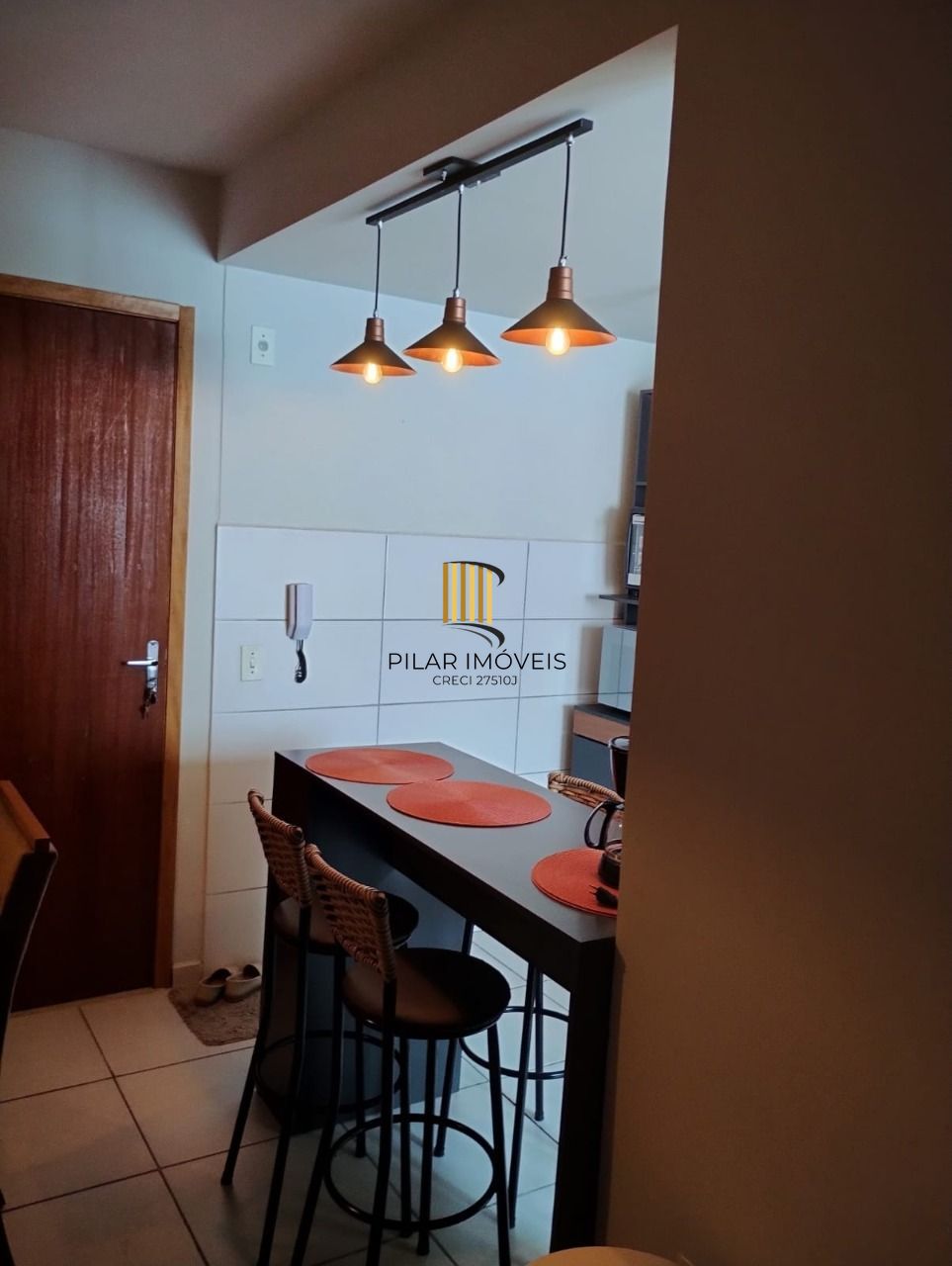 Apartamento de 2 dormitórios com vaga e portaria 24 horas !