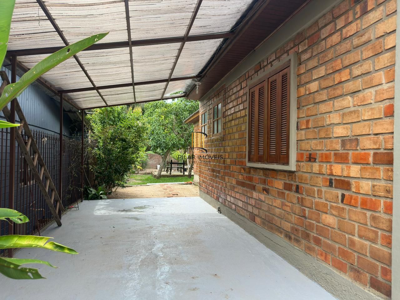 Casa de alvenaria toda reformada e mobiliada no bairro Lami