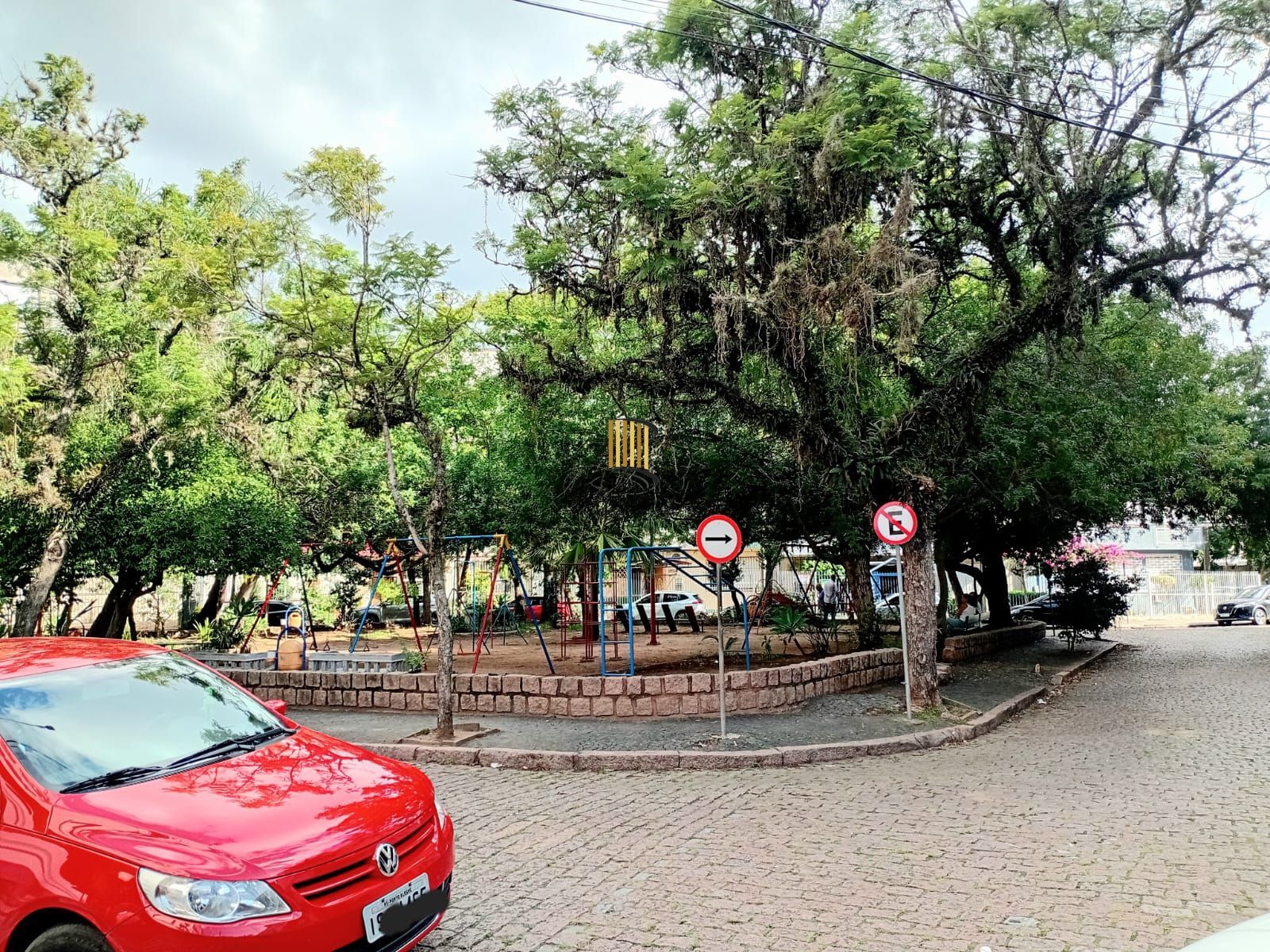 Apartamento 3 dormitórios, frente, sacada no bairro Santana - Porto Alegre - RS