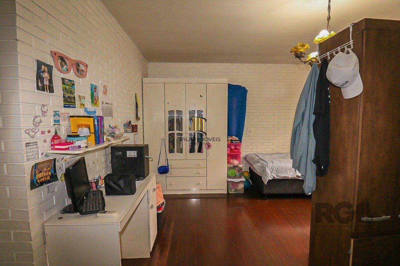 Casa com 2 quartos, vaga de garagem, churrasqueira, com 200m² privativos no centro de Esteio/RS