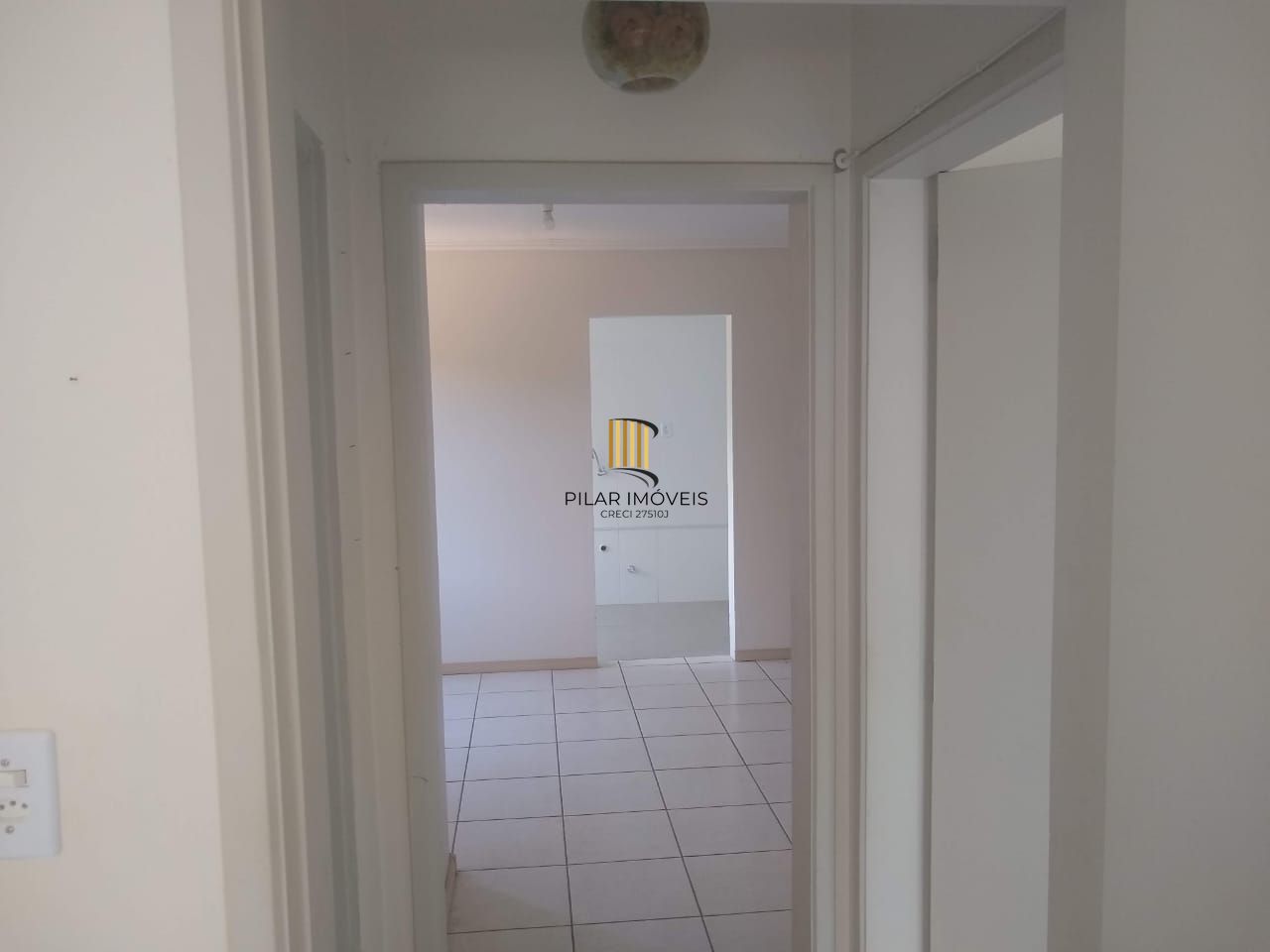 Apartamento com 02 quartos e 01 vaga escriturada no Bairro Rubem Berta