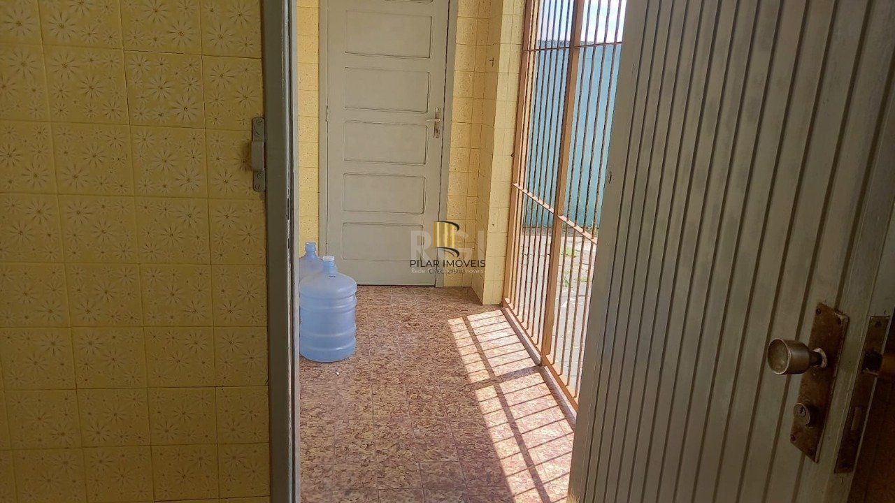 Casa  com 03 dormitórios e 01 suíte no Bairro Partenon Porto Alegre/RS
