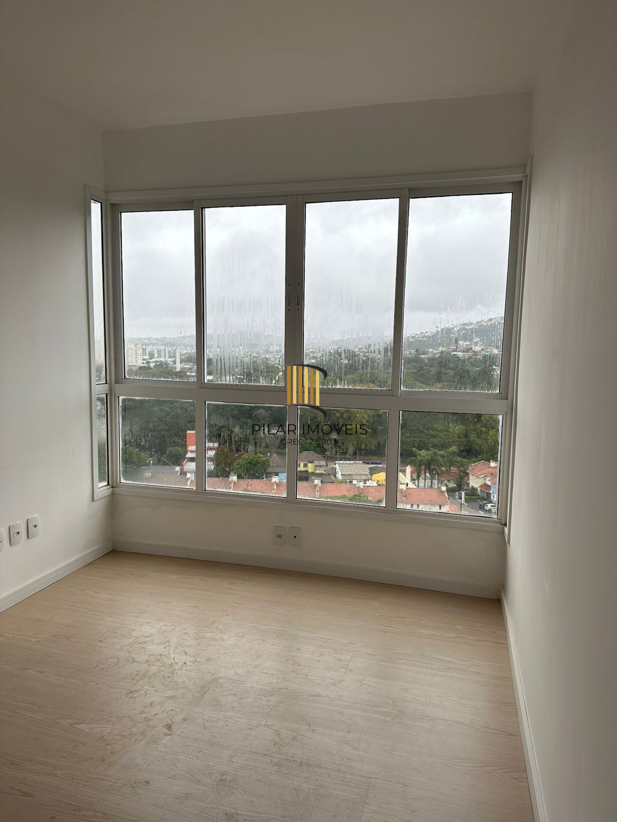 Apartamento com 02 quartos e 01 vaga escriturada no Bairro Cavalhada