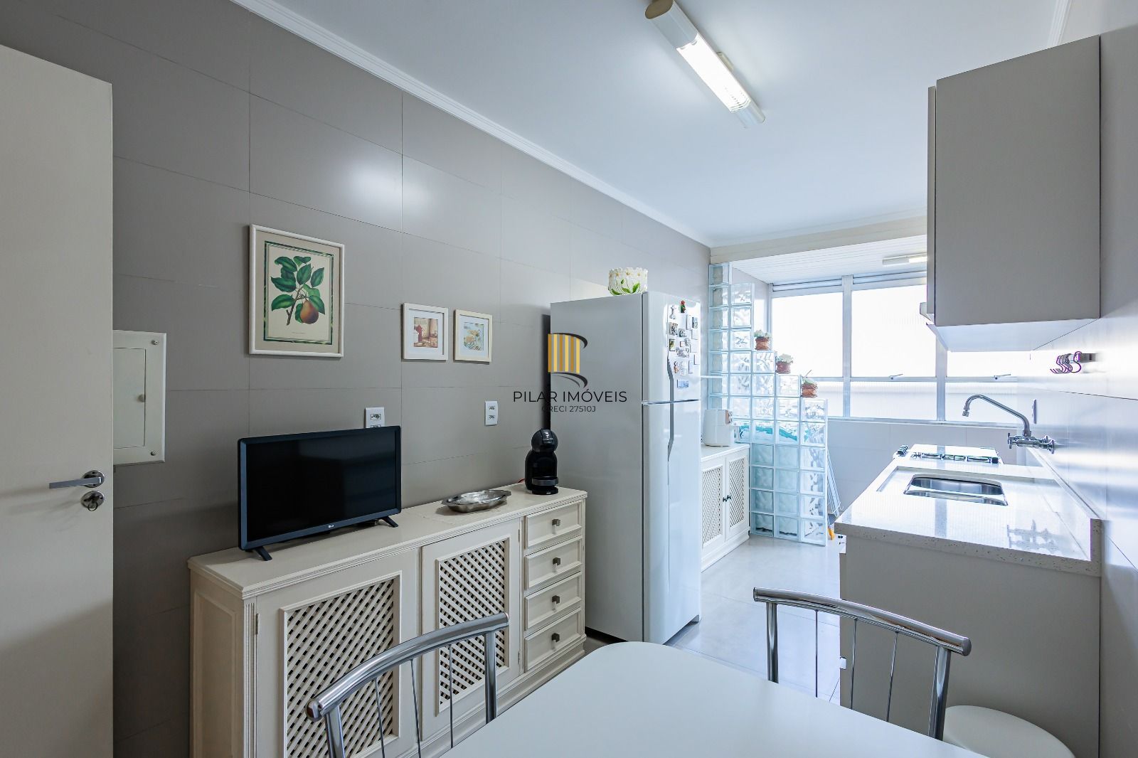 Apartamento a venda com dois dormitorios e vaga coberta no bairro Menino Deus.