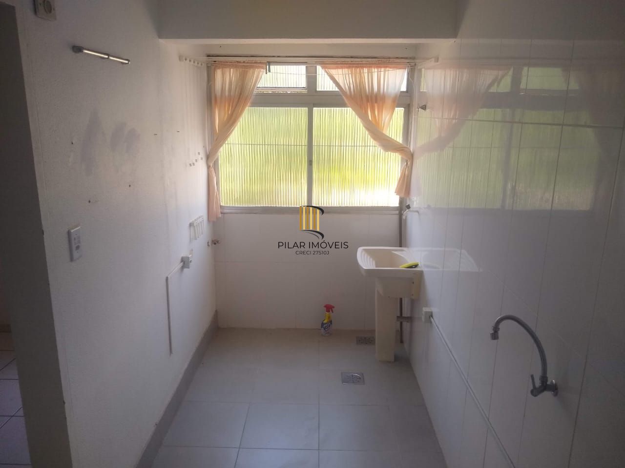 Apartamento com 02 quartos e 01 vaga escriturada no Bairro Rubem Berta