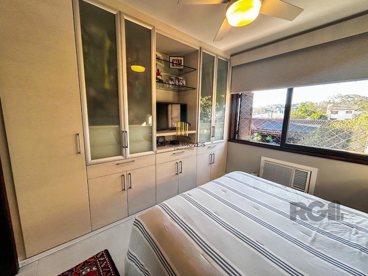 Casa 3 dormitórios, suíte, lareira, churrasqueira,, pátio, vaga garagem com 309 m² privativos.