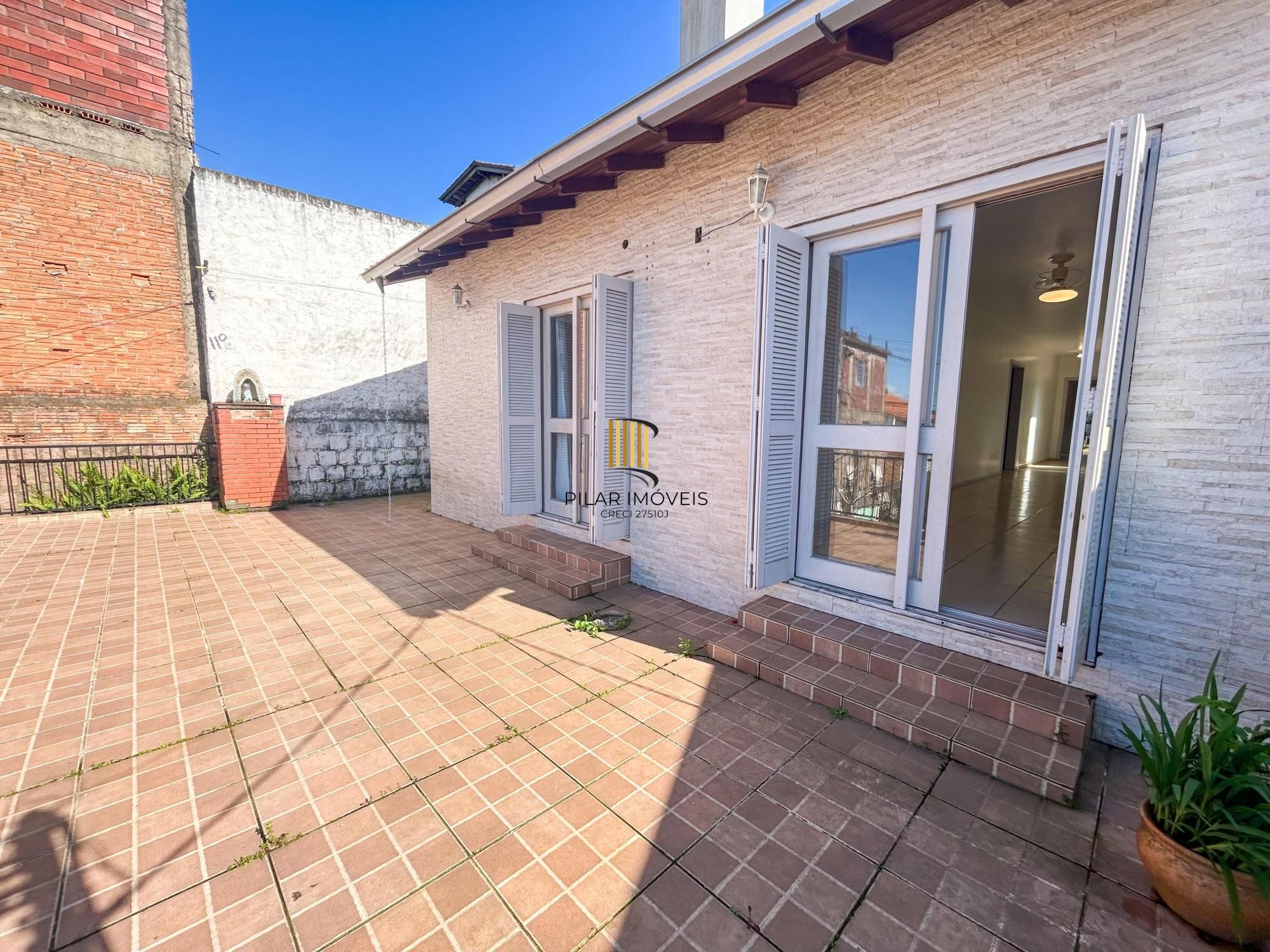 CASA 03 dormitórios, 01 suíte, terraço, pátio, garagens cobertas na VILA NOVA - ótima localização