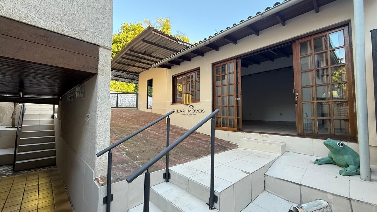 CASA 3 DORMITÓRIOS 4 BANHEIROS 4 VAGAS 1 SUÍTE, PÁTIO NO BAIRRO MEDIANEIRA PORTO ALEGRE/RS