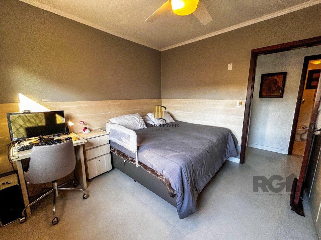 Casa 3 dormitórios, suíte, lareira, churrasqueira,, pátio, vaga garagem com 309 m² privativos.