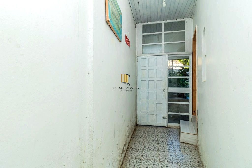 CASA 03 dormitórios, 2 suítes,  216m² privativos  com piscina no BAIRRO MEDIANEIRA