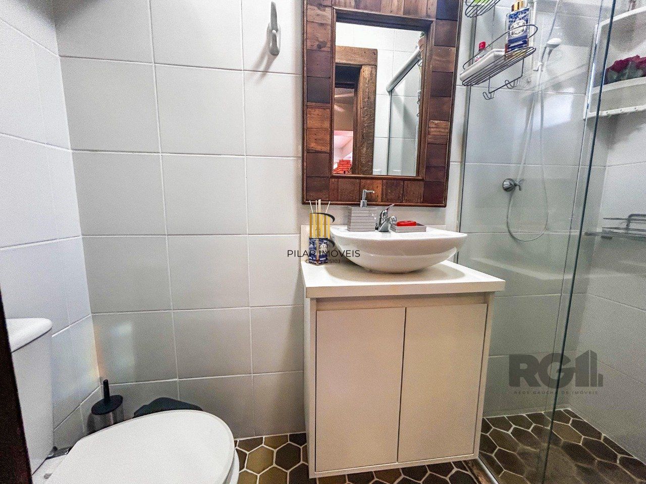 Casa 3 dormitórios, suíte, lareira, churrasqueira,, pátio, vaga garagem com 309 m² privativos.