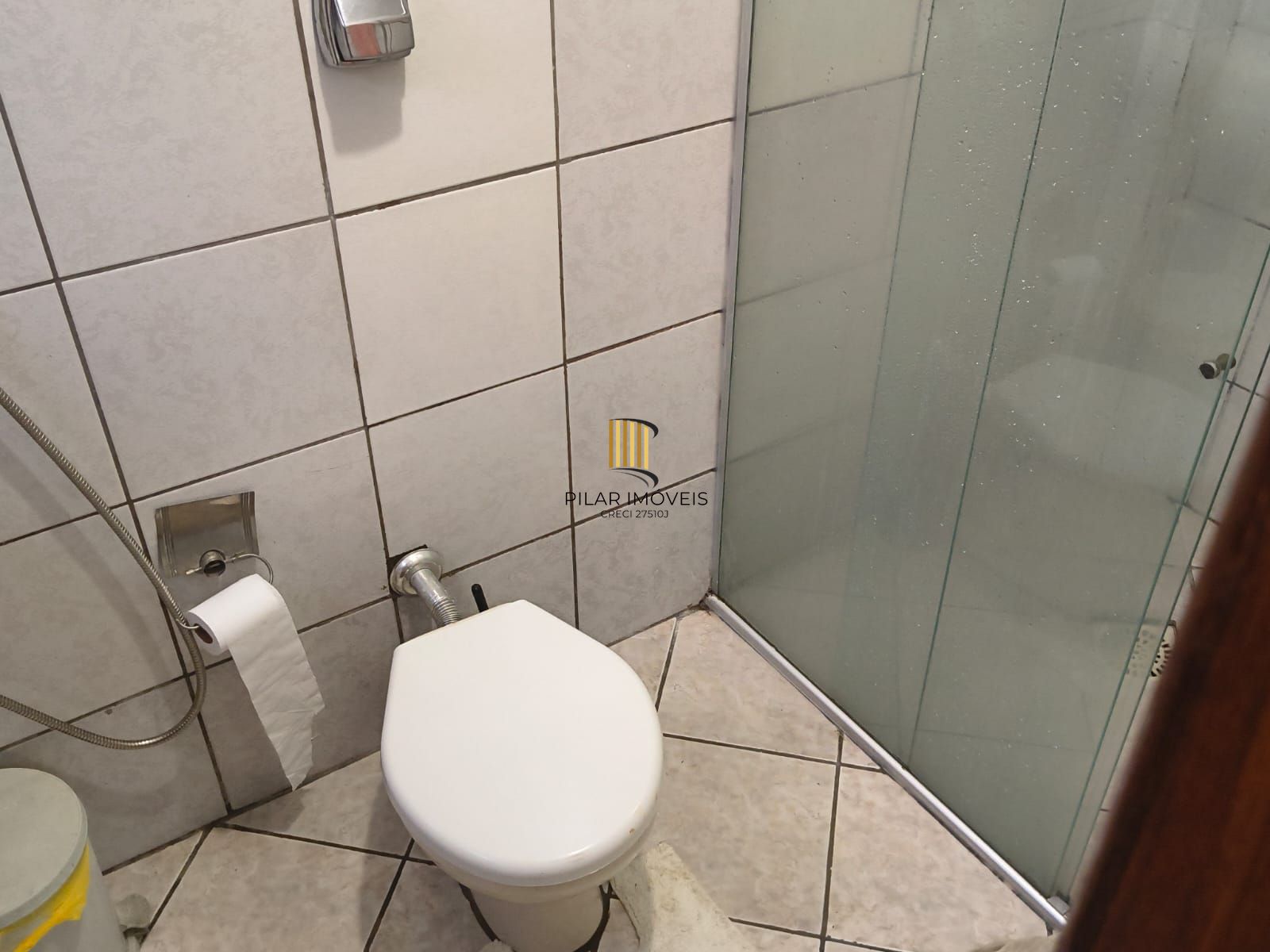 Casa com 2 vagas de garagem para carros pequenos