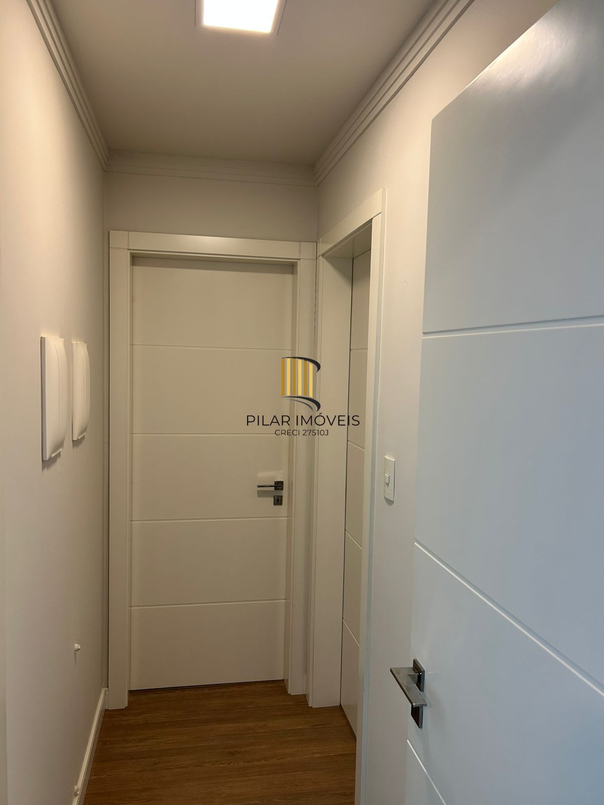Lindo Apto mobiliado 2 dorm suíte box duplo na rua coberta no coração de Canela