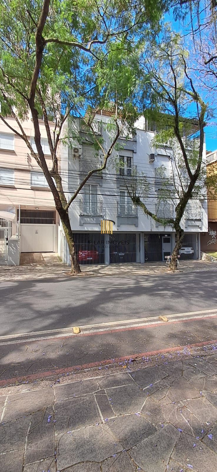 Apartamento de 1 dormitório, suíte ampla, semimobiliado, com pátio privativo no bairro Mont Serrat.