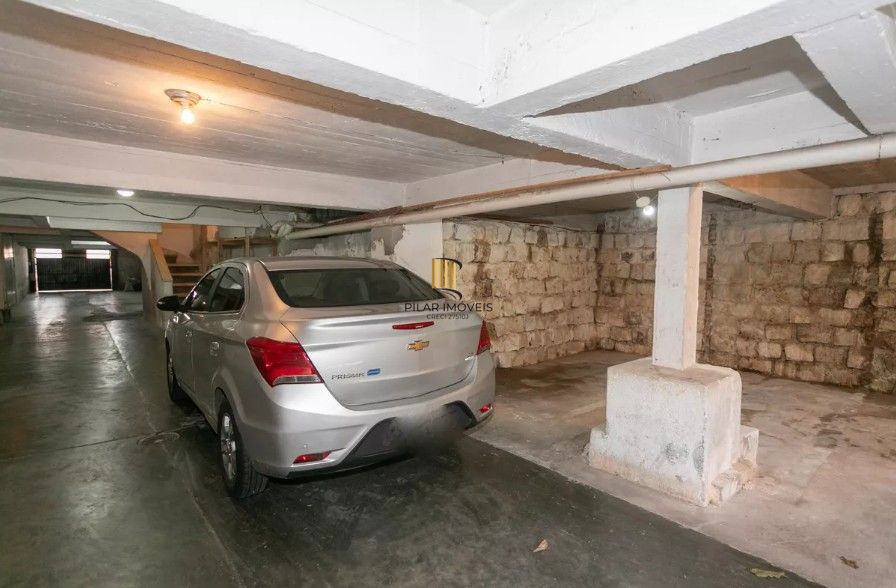 Amplo apartamento no Bairro Petrópolis com 2 vagas de garagem
