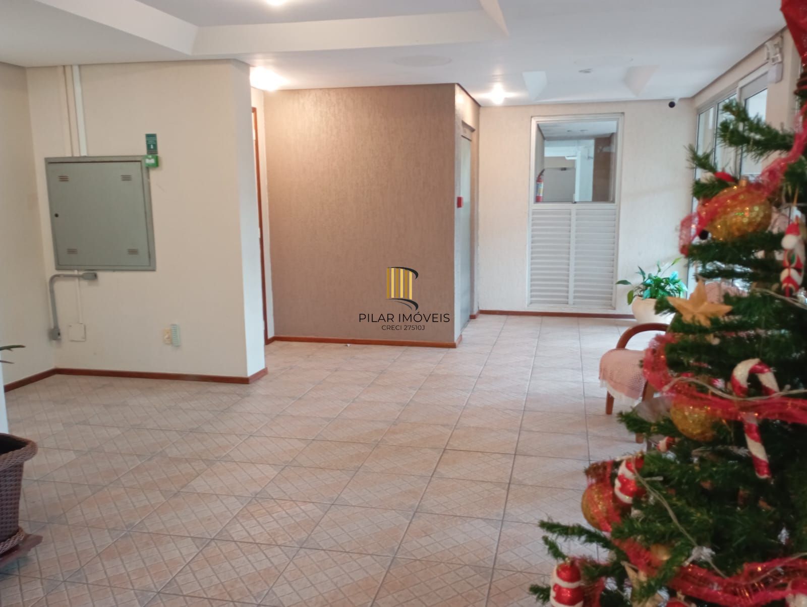 Apartamento com 02 quartos e 01 vaga coberta no Bairro Menino Deus, Porto Alegre