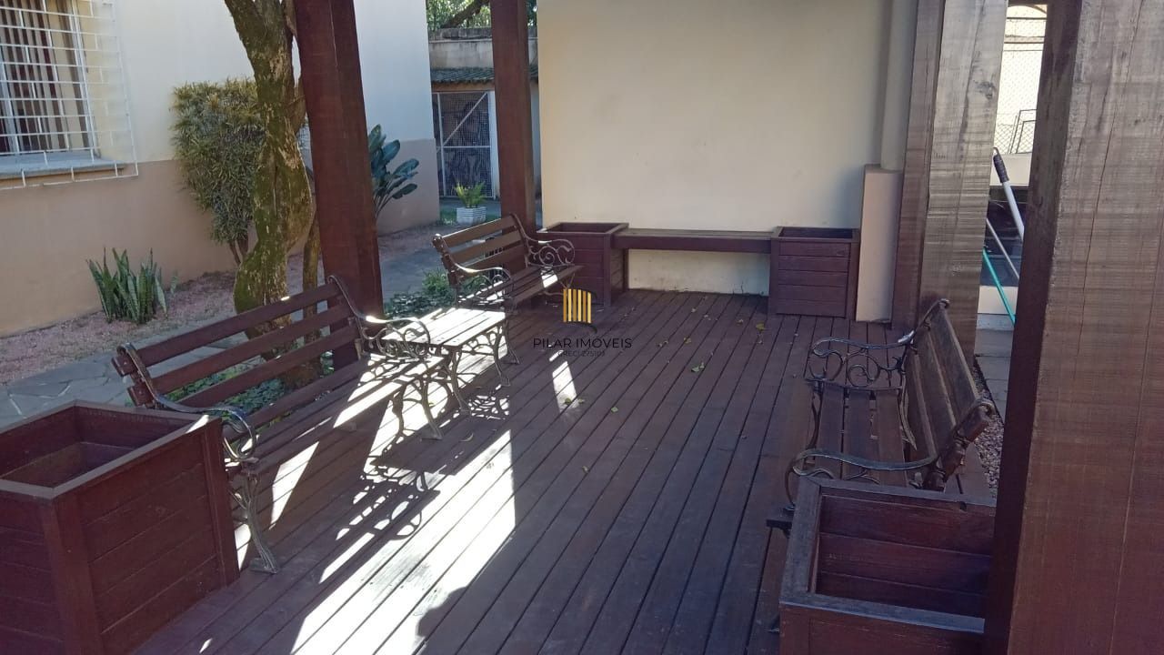 Apartamento de 2 dormitórios um lance de escada