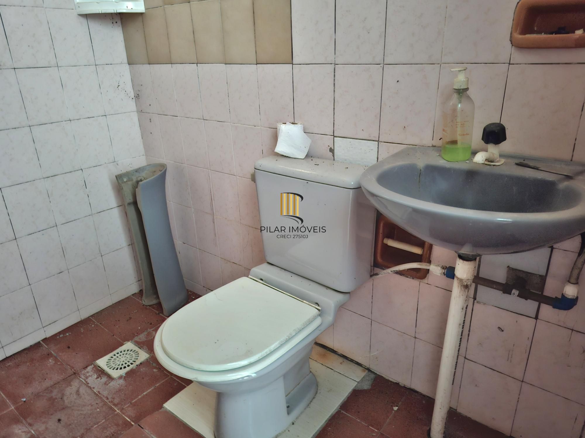 Vende Casa no Bairro Cavalhada em acesso a poucos metros da Avenida. Construídos 2 residências geminadas com 1 dormitório separado, sala e cozinha integrados casa uma, mais chalé antigo de madeira.