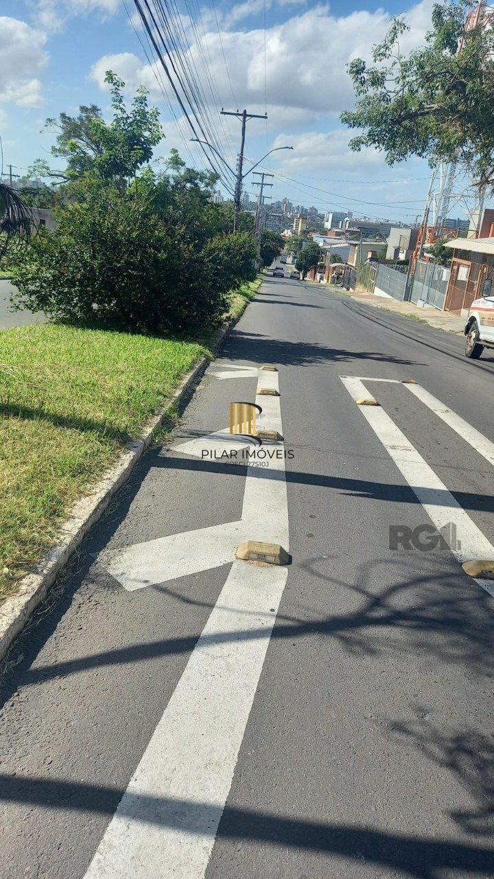 Casa  com 03 dormitórios e 01 suíte no Bairro Partenon Porto Alegre/RS