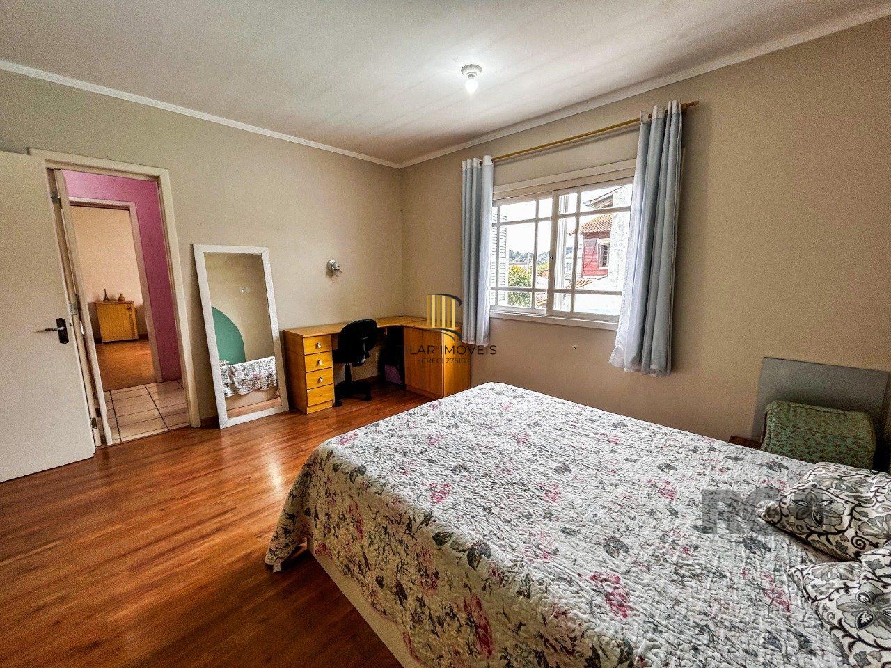 Casa 4 dormitórios no bairro Vila Nova