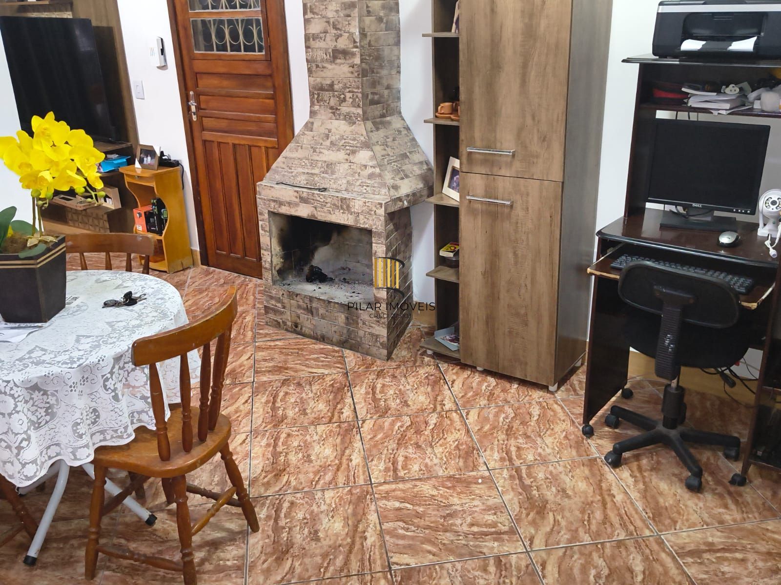 Casa com 2 vagas de garagem para carros pequenos