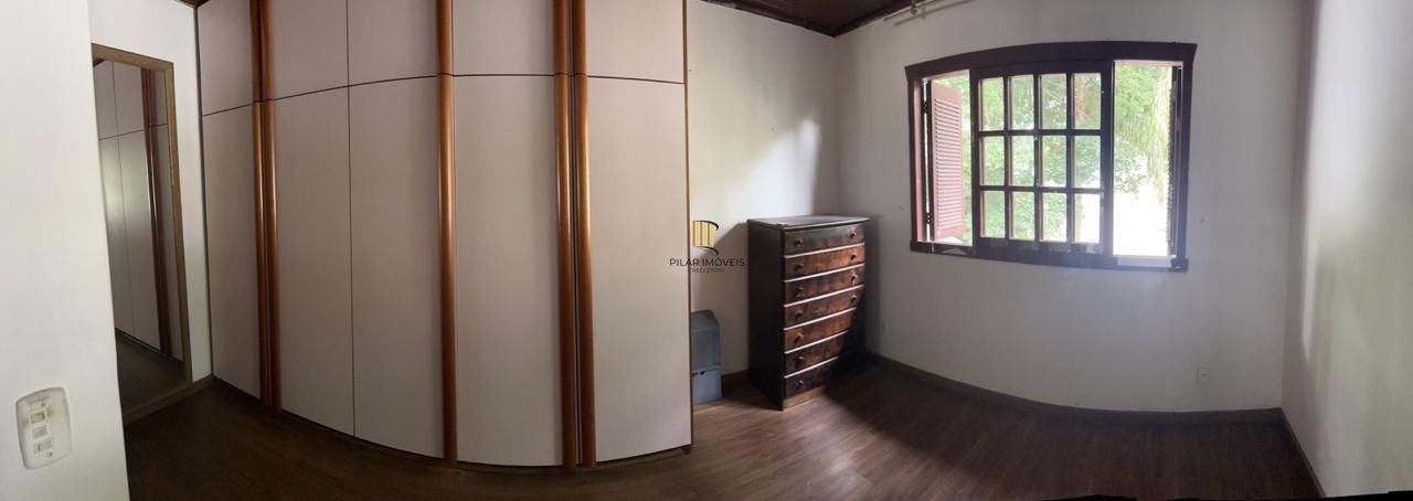 Casa com 03 quartos e 02 vagas de garagem