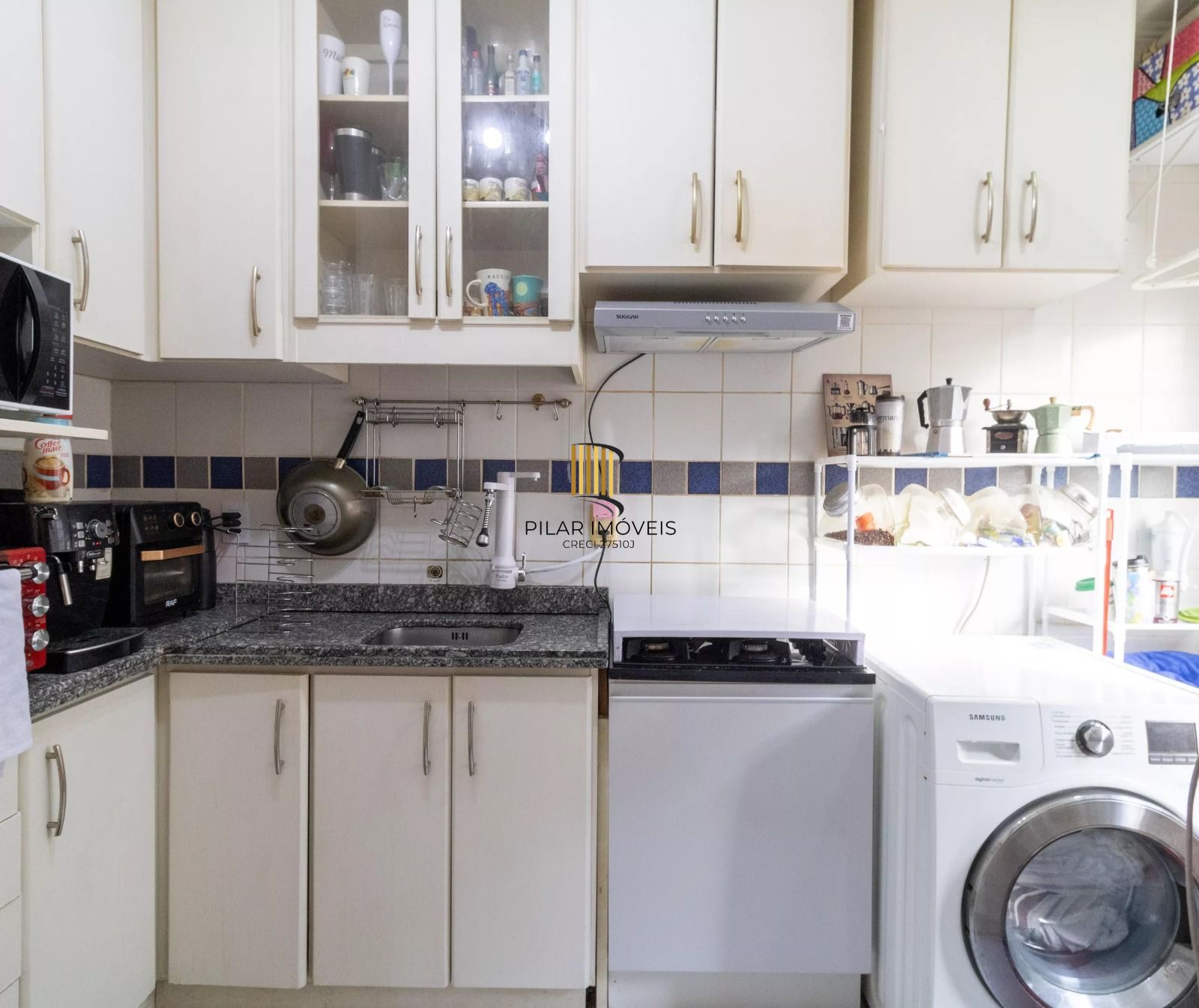 Apartamento 02 dormitórios - sacada com churrasqueira peças amplas em Tradicional condomínio no Bairro Cavalhada - 01 vaga escriturada