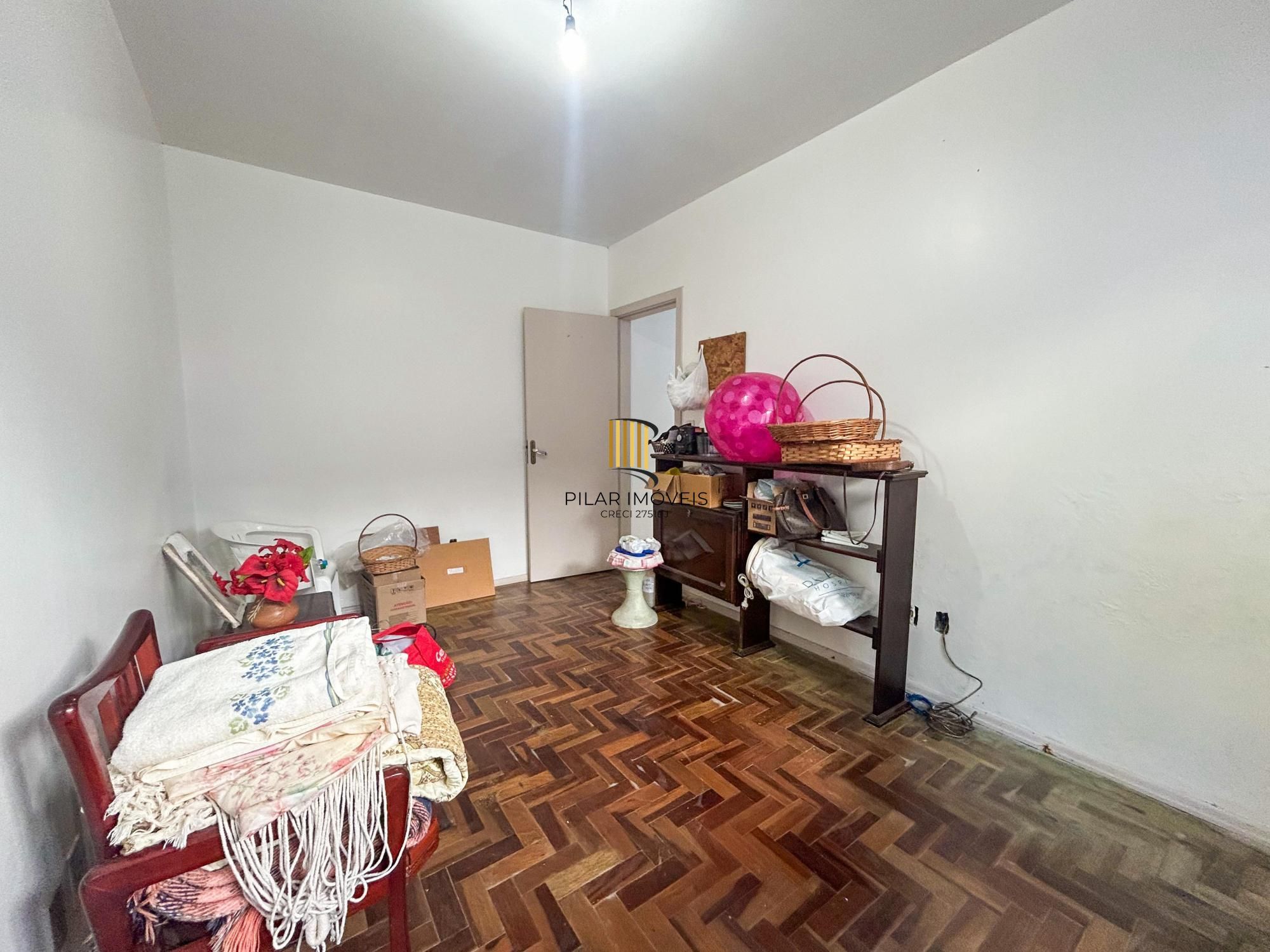 CASA 03 dormitórios, 01 suíte, terraço, pátio, garagens cobertas na VILA NOVA - ótima localização