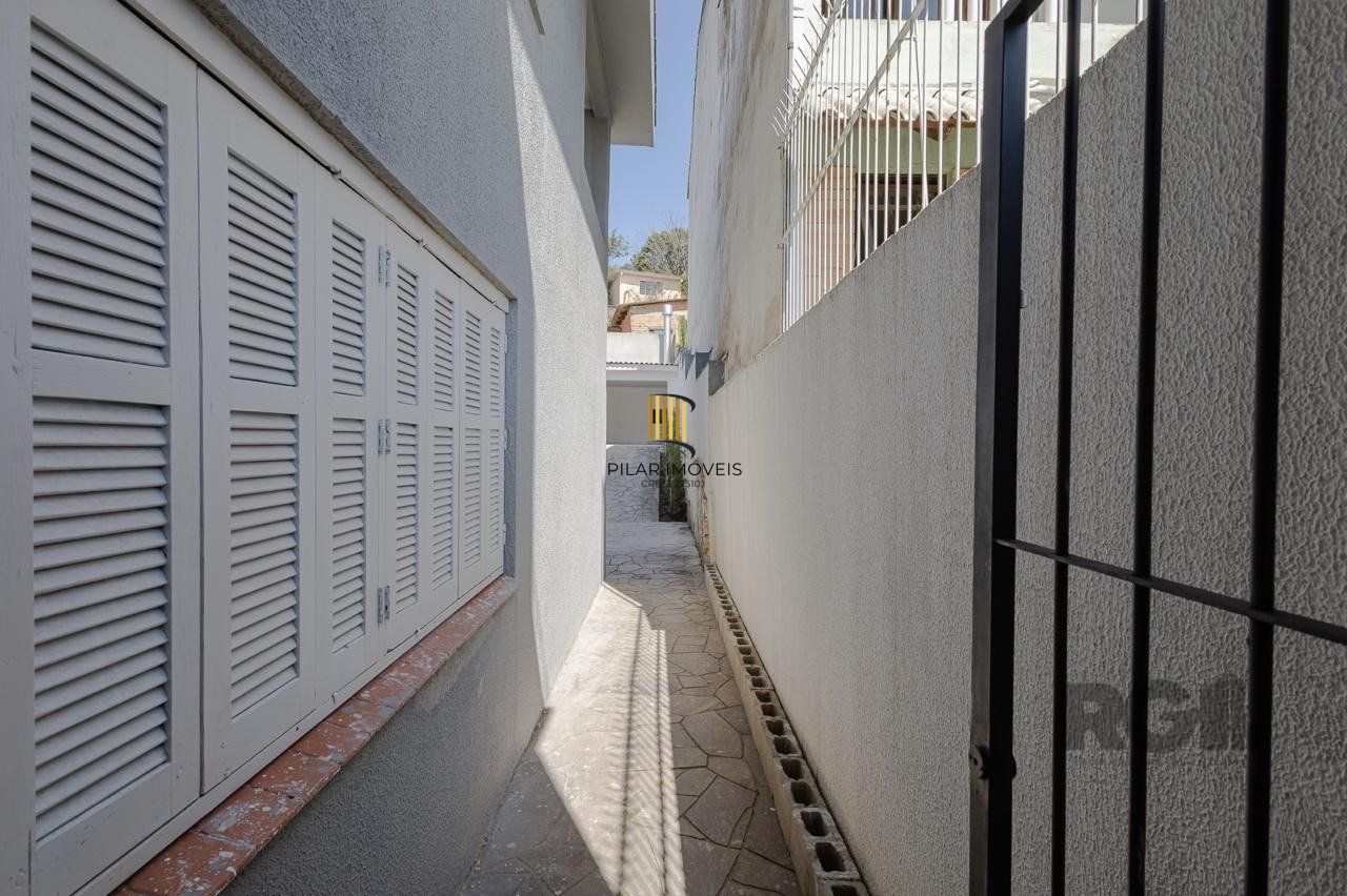 Casa de 3 dormitórios, suíte no bairro Teresópolis com 4 vagas de garagem