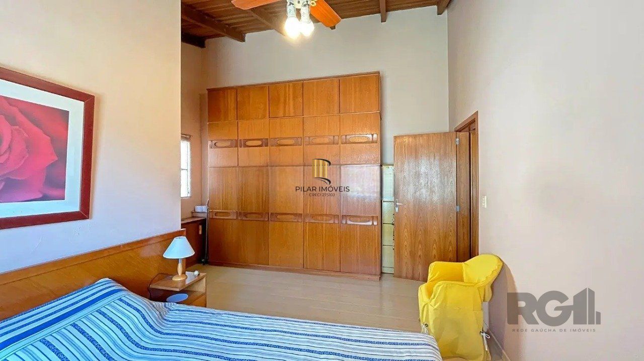 casa com 3 dormitórios, sendo 1 suíte, vaga para 4 carros, no bairro Santana